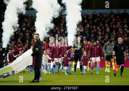 Die Spieler von Aston Villa kommen vor dem Spiel der Premier League im Villa Park in Birmingham auf das Feld. Bilddatum: Samstag, 9. Dezember 2023. Stockfoto