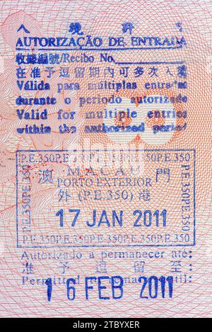 Grenzstempel im Pass beim Überschreiten der Staatsgrenze Macau. Stockfoto