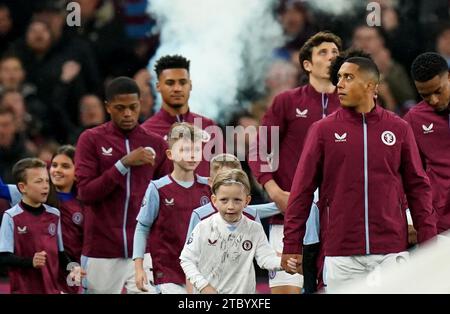 Die Spieler von Aston Villa kommen vor dem Spiel der Premier League im Villa Park in Birmingham auf das Feld. Bilddatum: Samstag, 9. Dezember 2023. Stockfoto