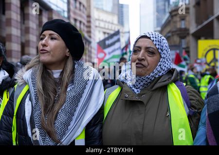 London, Großbritannien. Dezember 2023. Zehntausende palästinensischer Demonstranten marschierten, um in London einen dauerhaften Waffenstillstand zu fordern. Stockfoto