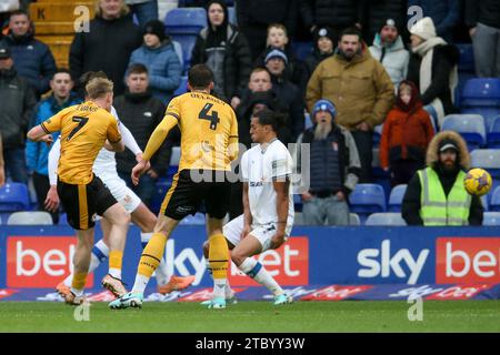 Birkenhead, Großbritannien. Dezember 2023. Will Evans aus Newport County (7) schießt und erzielt seine Teams das 1. Tor. EFL Skybet Football League Two Match, Tranmere Rovers gegen Newport County, Prenton Park, Birkenhead, Wirral am Samstag, den 9. Dezember 2023. Dieses Bild darf nur für redaktionelle Zwecke verwendet werden. Nur redaktionelle Verwendung, .PIC von Chris Stading/ Credit: Andrew Orchard Sportfotografie/Alamy Live News Stockfoto