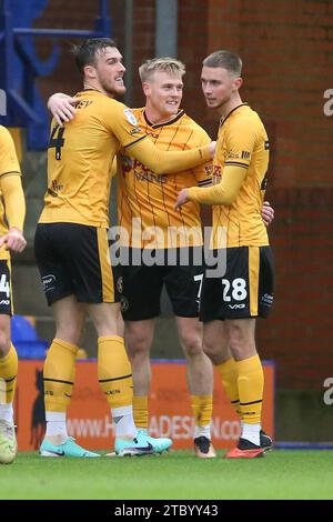 Birkenhead, Großbritannien. Dezember 2023. Will Evans aus Newport County (7) feiert mit seinen Teamkollegen, nachdem er seinem Team das 1. Tor geschossen hat. EFL Skybet Football League Two Match, Tranmere Rovers gegen Newport County, Prenton Park, Birkenhead, Wirral am Samstag, den 9. Dezember 2023. Dieses Bild darf nur für redaktionelle Zwecke verwendet werden. Nur redaktionelle Verwendung, .PIC von Chris Stading/ Credit: Andrew Orchard Sportfotografie/Alamy Live News Stockfoto