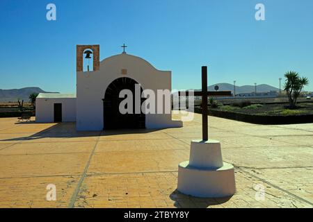 Die hübsche weiße Kirche La Ermita de Nuestra Señora del Buen Viaje in El Cotillo, Fuerteventura, den Kanarischen Inseln, Spanien, Stockfoto