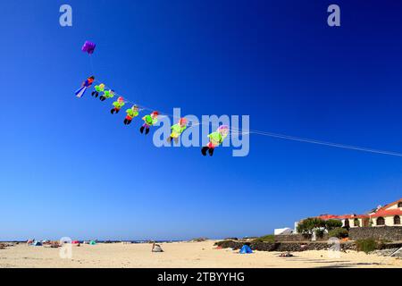 Schneewittchen und die sieben Zwerge fliegen über den Strand La Concha, Fuerteventura, die Kanarischen Inseln, Spanien. Vom November 2023. cym Stockfoto