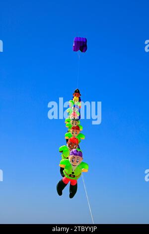 Schneewittchen und die sieben Zwerge fliegen über den Strand La Concha, Fuerteventura, die Kanarischen Inseln, Spanien. Vom November 2023. cym Stockfoto