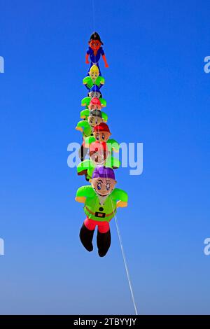 Schneewittchen und die sieben Zwerge fliegen über den Strand La Concha, Fuerteventura, die Kanarischen Inseln, Spanien. Vom November 2023. cym Stockfoto