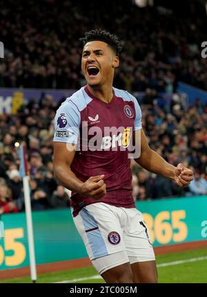 Aston Villa's Ollie Watkins feiert, nachdem John McGinn (nicht abgebildet) während des Premier League-Spiels im Villa Park, Birmingham, das erste Tor des Spiels erzielte. Bilddatum: Samstag, 9. Dezember 2023. Stockfoto