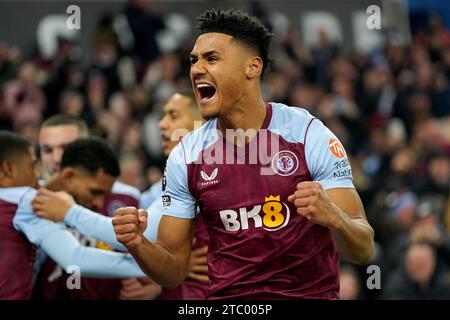 Aston Villa's Ollie Watkins feiert, nachdem John McGinn (nicht abgebildet) während des Premier League-Spiels im Villa Park, Birmingham, das erste Tor des Spiels erzielte. Bilddatum: Samstag, 9. Dezember 2023. Stockfoto