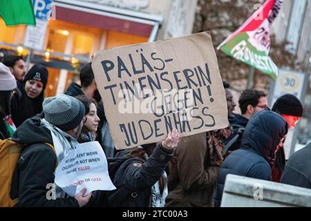 München, Deutschland. Dezember 2023. Am 9. Dezember 2023 versammelten sich mehrere Teilnehmer auf dem Königsplatz in München, um gemeinsam für einen sofortigen Waffenstillstand im Nahen Osten zu demonstrieren und ihre Solidarität mit den Palästinensern zu demonstrieren. Sie sprachen sich gegen Antisemitismus und Rassismus aus und forderten Frieden für Gaza und ein Ende des Krieges. (Foto: Alexander Pohl/SIPA USA) Credit: SIPA USA/Alamy Live News Stockfoto