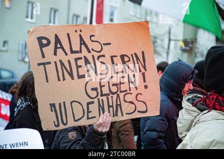 München, Deutschland. Dezember 2023. Am 9. Dezember 2023 versammelten sich mehrere Teilnehmer auf dem Königsplatz in München, um gemeinsam für einen sofortigen Waffenstillstand im Nahen Osten zu demonstrieren und ihre Solidarität mit den Palästinensern zu demonstrieren. Sie sprachen sich gegen Antisemitismus und Rassismus aus und forderten Frieden für Gaza und ein Ende des Krieges. (Foto: Alexander Pohl/SIPA USA) Credit: SIPA USA/Alamy Live News Stockfoto