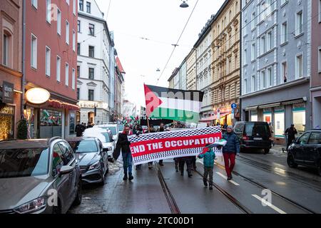 München, Deutschland. Dezember 2023. Am 9. Dezember 2023 versammelten sich mehrere Teilnehmer auf dem Königsplatz in München, um gemeinsam für einen sofortigen Waffenstillstand im Nahen Osten zu demonstrieren und ihre Solidarität mit den Palästinensern zu demonstrieren. Sie sprachen sich gegen Antisemitismus und Rassismus aus und forderten Frieden für Gaza und ein Ende des Krieges. (Foto: Alexander Pohl/SIPA USA) Credit: SIPA USA/Alamy Live News Stockfoto