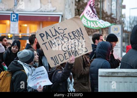 München, Deutschland. Dezember 2023. Am 9. Dezember 2023 versammelten sich mehrere Teilnehmer auf dem Königsplatz in München, um gemeinsam für einen sofortigen Waffenstillstand im Nahen Osten zu demonstrieren und ihre Solidarität mit den Palästinensern zu demonstrieren. Sie sprachen sich gegen Antisemitismus und Rassismus aus und forderten Frieden für Gaza und ein Ende des Krieges. (Foto: Alexander Pohl/SIPA USA) Credit: SIPA USA/Alamy Live News Stockfoto