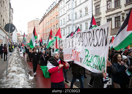 München, Deutschland. Dezember 2023. Am 9. Dezember 2023 versammelten sich mehrere Teilnehmer auf dem Königsplatz in München, um gemeinsam für einen sofortigen Waffenstillstand im Nahen Osten zu demonstrieren und ihre Solidarität mit den Palästinensern zu demonstrieren. Sie sprachen sich gegen Antisemitismus und Rassismus aus und forderten Frieden für Gaza und ein Ende des Krieges. (Foto: Alexander Pohl/SIPA USA) Credit: SIPA USA/Alamy Live News Stockfoto