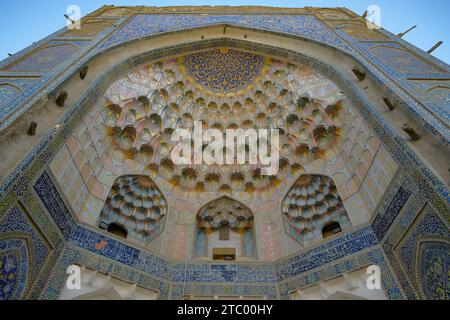 Blick auf die Abdulaziz Khan Madrasah im Zentrum von Buchara in Usbekistan. Stockfoto