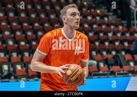 Chemnitz, Deutschland 09. Dezember 2023: BBL Pokal 1/4 Finale 2023/2024: Niners Chemnitz vs. Ratiopharm Ulm im Bild: Philipp Herkenhoff (Ulm) bei der Erwärmung Stockfoto