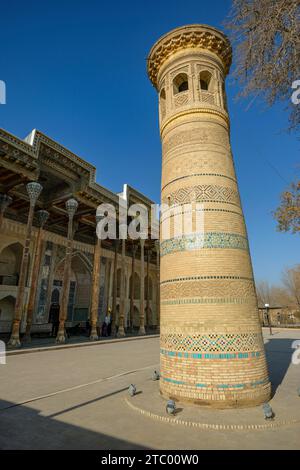 Buchara, Usbekistan - 9. Dezember 2023: Blick auf die Bolo-Hauz-Moschee im Zentrum von Buchara in Usbekistan. Stockfoto