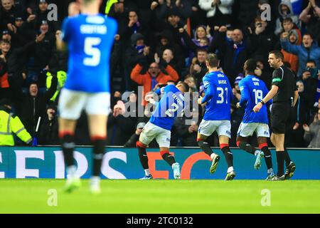 Ibrox Stadium, Glasgow, Großbritannien. Dezember 2023. Scottish Premiership Football, Rangers versus Dundee; James Tavernier von Rangers feiert, nachdem er 2-1 Punkte erzielt hat. Credit: Action Plus Sports/Alamy Live News Stockfoto