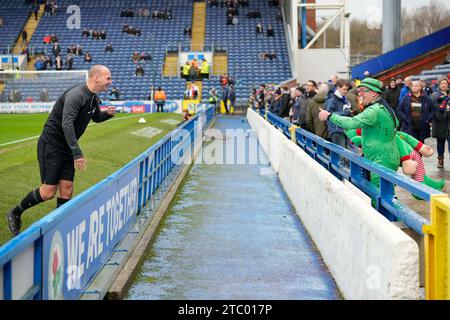 Schiedsrichter Bobby Madeley teilt einen Witz mit einem Fan vor dem Sky Bet Championship Match Blackburn Rovers vs Leeds United in Ewood Park, Blackburn, Vereinigtes Königreich, 9. Dezember 2023 (Foto: Steve Flynn/News Images) Stockfoto