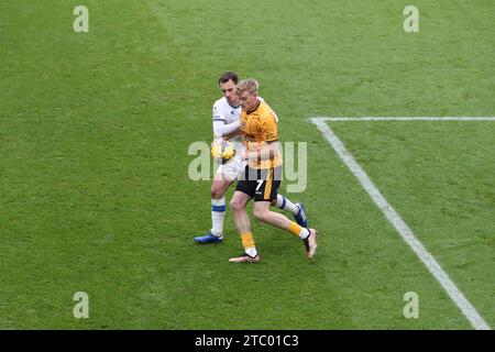 Birkenhead, Großbritannien. Dezember 2023. Lee O'Connor von Tranmere Rovers und will Evans aus Newport County während des Spiels der EFL SkyBet League Two zwischen Tranmere Rovers und Newport County im Prenton Park, Birkenhead, England am Samstag, den 9. Dezember 2023 (Foto: Phil Bryan/Alamy Live News) Stockfoto