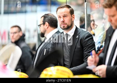 Iserlohn, Deutschland. Dezember 2023. Matti Tiilikainen (Cheftrainer, Headcoach, Loewen Frankfurt) GER, Iserlohn Roosters vs. Loewen Frankfurt, Eishockey, Penny-DEL, 25. Spieltag, Spielzeit 2023/2024, 08.12.2023, Foto: Jonas Brockmann/Eibner-Pressefoto Credit: dpa/Alamy Live News Stockfoto