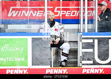 Iserlohn, Deutschland. Dezember 2023. Ben Blood (Loewen Frankfurt, #24) GER, Iserlohn Roosters vs. Loewen Frankfurt, Eishockey, Penny-DEL, 25. Spieltag, Spielzeit 2023/2024, 08.12.2023, Foto: Jonas Brockmann/Eibner-Pressefoto Credit: dpa/Alamy Live News Stockfoto