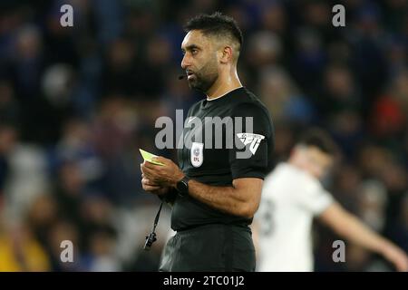 Schiedsrichter Sunny Singh Gill während des Sky Bet Championship Matches im King Power Stadium in Leicester. Bilddatum: Samstag, 9. Dezember 2023. Stockfoto