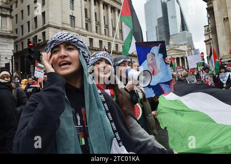 Eine Frau ruft pro-palästinensische Parolen, während sie an einer Demonstration teilnimmt, die von der Palästinensischen Solidaritätskampagne organisiert wird und ein Ende des Krieges in Gaza fordert. Demonstranten versammelten sich in der Bank Junction, London, als Teil des National March for Palestine, um für einen vollständigen Waffenstillstand und ein sofortiges Ende des Krieges in Gaza zu plädieren. Die von der Palästinensischen Solidaritätskampagne organisierte Demonstration wird von verschiedenen propalästinensischen Gruppen unterstützt, darunter Freunde von Al-Aqsa, Stop the war Coalition und das Palästinensische Forum in Großbritannien. Stockfoto