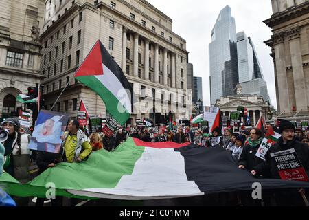 Demonstranten versammelten sich in der Bank Junction, London, als Teil des National March for Palestine, um für einen vollständigen Waffenstillstand und ein sofortiges Ende des Krieges in Gaza zu plädieren. Die von der Palästinensischen Solidaritätskampagne organisierte Demonstration wird von verschiedenen propalästinensischen Gruppen unterstützt, darunter Freunde von Al-Aqsa, Stop the war Coalition und das Palästinensische Forum in Großbritannien. Die Demonstranten marschieren durch das Zentrum Londons und rufen Frieden und Solidarität mit dem palästinensischen Volk auf. Stockfoto