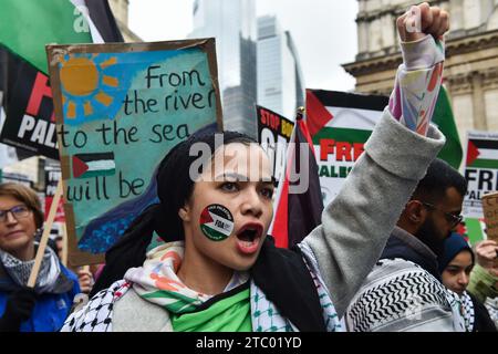 Eine Frau ruft pro-palästinensische Parolen, während sie an einer Demonstration teilnimmt, die von der Palästinensischen Solidaritätskampagne organisiert wird und ein Ende des Krieges in Gaza fordert. Demonstranten versammelten sich in der Bank Junction, London, als Teil des National March for Palestine, um für einen vollständigen Waffenstillstand und ein sofortiges Ende des Krieges in Gaza zu plädieren. Die von der Palästinensischen Solidaritätskampagne organisierte Demonstration wird von verschiedenen propalästinensischen Gruppen unterstützt, darunter Freunde von Al-Aqsa, Stop the war Coalition und das Palästinensische Forum in Großbritannien. Stockfoto