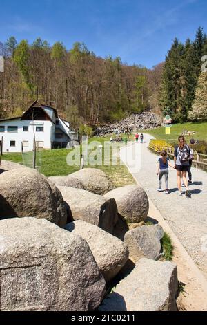 Lautertal, Deutschland - 24. April 2021: Menschen gehen auf einem Weg zum Felsenmeer an einem Frühlingstag in Deutschland Stockfoto