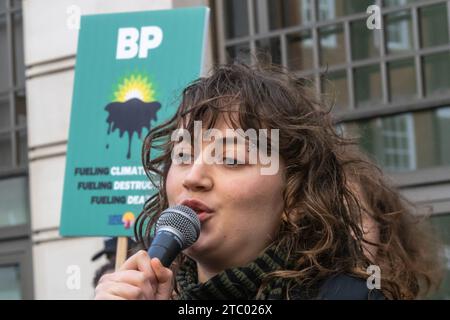 London, Großbritannien. Dezember 2023. Lauren MacDonald, Stop Cambo. Die Climate Justice Coalition protestiert im Londoner Hauptquartier von BP für Klimagerechtigkeit. Der UN-Klimagipfel COP28 in den VAE wird von einem Oil CEO geleitet und von einer Rekordzahl von Lobbyisten für fossile Brennstoffe besucht. Unsere Regierung blockiert den Weg zu einem grünen Wandel, setzt sich bei der Senkung des Kohlenstoffs zurück und erteilt viele neue Öl- und Gaslizenzen trotz der Weltrekordtemperaturen und zunehmend düsteren wissenschaftlichen Prognosen. Peter Marshall/Alamy Live News Stockfoto