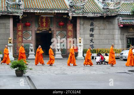 Bangkok, Thailand - 10. Juli 2006: Junge buddhistische Mönche im Wat Mangkon Kamalawat in Bangkok. Stockfoto