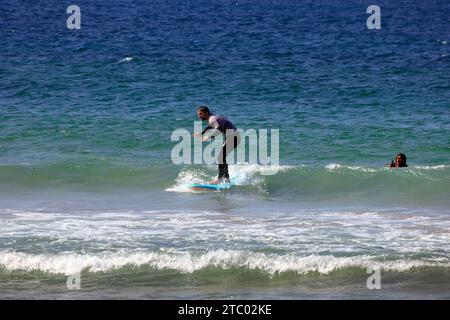 Lerner an der Surfschule, die erste Stunde in Piedra Playa, El Cotillo, Fuerteventura, den Kanarischen Inseln, Spanien. Vom November 2023. Stockfoto