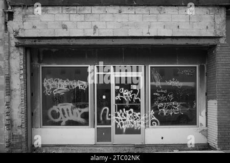 Ein verschlossenes Gebäude mit Graffiti im Zentrum von Flint Michigan USA Stockfoto