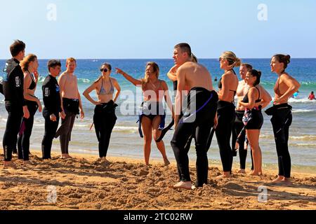 Surfschule erste Lektion und Sicherheitshinweise - am Strand, El Cotillo, Fuerteventura, Kanarischen Inseln, Spanien. Vom November 2023. Stockfoto