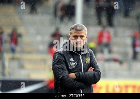 Freiburg, Deutschland. Dezember 2023. Freiburg, Deutschland 09. Dezember 2023: 3. Liga - 2023/2024 - SC Freiburg II vs. 1. FC Saarbrücken im Bild: Trainer Rüdiger Ziehl (1. FC Saarbrücken) /// DFB-Vorschriften verbieten jede Verwendung von Fotografien als Bildsequenzen und/oder Quasi-Video /// Credit: dpa/Alamy Live News Stockfoto