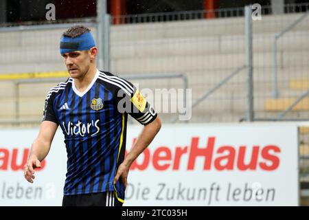 Freiburg, Deutschland. Dezember 2023. Freiburg, Deutschland 09. Dezember 2023: 3. Liga - 2023/2024 - SC Freiburg II vs. 1. FC Saarbrücken im Bild: Manuel Zeitz (1. FC Saarbrücken) muss vom Platz verletzt werden /// DFB-Vorschriften verbieten jede Verwendung von Fotografien als Bildsequenzen und/oder Quasi-Video /// Credit: dpa/Alamy Live News Stockfoto