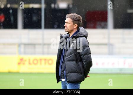 Freiburg, Deutschland. Dezember 2023. Freiburg, Deutschland 09. Dezember 2023: 3. Liga - 2023/2024 - SC Freiburg II vs. 1. FC Saarbrücken im Bild: Trainer Thomas Stamm (SC Freiburg II/U23) /// DFB-Vorschriften verbieten die Verwendung von Fotografien als Bildsequenzen und/oder Quasi-Video /// Credit: dpa/Alamy Live News Stockfoto