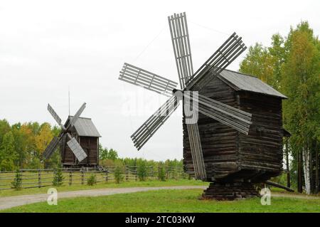 Zwei alte Windmühlen aus Holz. Archangelsk. Russland Stockfoto