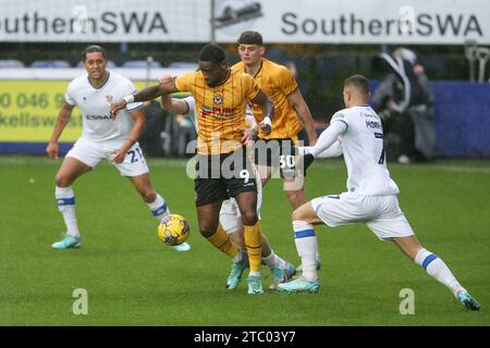 Birkenhead, Großbritannien. Dezember 2023. Omar Bogle aus Newport County (9) in Aktion. EFL Skybet Football League Two Match, Tranmere Rovers gegen Newport County, Prenton Park, Birkenhead, Wirral am Samstag, den 9. Dezember 2023. Dieses Bild darf nur für redaktionelle Zwecke verwendet werden. Nur redaktionelle Verwendung, .PIC von Chris Stading/ Credit: Andrew Orchard Sportfotografie/Alamy Live News Stockfoto