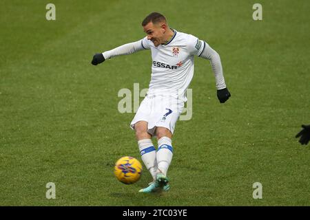 Birkenhead, Großbritannien. Dezember 2023. Kieron Morris von den Tranmere Rovers überquert den Ball. EFL Skybet Football League Two Match, Tranmere Rovers gegen Newport County, Prenton Park, Birkenhead, Wirral am Samstag, den 9. Dezember 2023. Dieses Bild darf nur für redaktionelle Zwecke verwendet werden. Nur redaktionelle Verwendung, .PIC von Chris Stading/ Credit: Andrew Orchard Sportfotografie/Alamy Live News Stockfoto