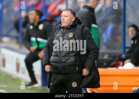 Birkenhead, Großbritannien. Dezember 2023. Graham Coughlan, der Manager von Newport County schaut zu. EFL Skybet Football League Two Match, Tranmere Rovers gegen Newport County, Prenton Park, Birkenhead, Wirral am Samstag, den 9. Dezember 2023. Dieses Bild darf nur für redaktionelle Zwecke verwendet werden. Nur redaktionelle Verwendung, .PIC von Chris Stading/ Credit: Andrew Orchard Sportfotografie/Alamy Live News Stockfoto