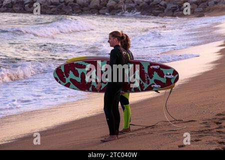 Zwei Surfer bereiten sich auf das Surfen in den Wellen von Barcelona, Spanien, vor Stockfoto