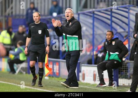 Birkenhead, Großbritannien. Dezember 2023. Nigel Adkins, der Manager der Tranmere Rovers, ruft Anweisungen. EFL Skybet Football League Two Match, Tranmere Rovers gegen Newport County, Prenton Park, Birkenhead, Wirral am Samstag, den 9. Dezember 2023. Dieses Bild darf nur für redaktionelle Zwecke verwendet werden. Nur redaktionelle Verwendung, .PIC von Chris Stading/ Credit: Andrew Orchard Sportfotografie/Alamy Live News Stockfoto