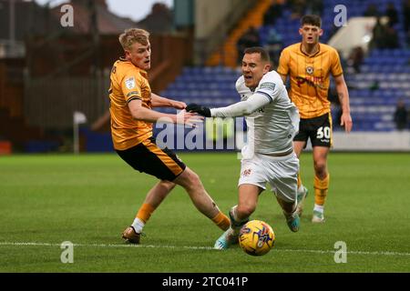 Birkenhead, Großbritannien. Dezember 2023. Kieron Morris von den Tranmere Rovers (r) geht nach einer Challenge von will Evans aus Newport County unter. EFL Skybet Football League Two Match, Tranmere Rovers gegen Newport County, Prenton Park, Birkenhead, Wirral am Samstag, den 9. Dezember 2023. Dieses Bild darf nur für redaktionelle Zwecke verwendet werden. Nur redaktionelle Verwendung, .PIC von Chris Stading/ Credit: Andrew Orchard Sportfotografie/Alamy Live News Stockfoto