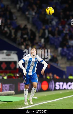 Barcelona, Spanien. Dezember 2023. Oscar Gil (2) von Espanyol, der während des Spiels der LaLiga 2 zwischen Espanyol und Real Zaragoza im Stage Front Stadium in Barcelona gesehen wurde. (Foto: Gonzales Photo/Alamy Live News Stockfoto