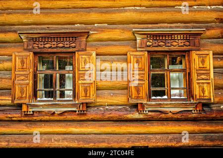 Zwei Vintage-Holzfenster im russischen Nationalstil. Malye Korely. Archangelsk, Russland Stockfoto