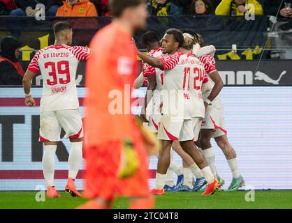 Dortmund, Deutschland. Dezember 2023. Fußball: Bundesliga, Borussia Dortmund - RB Leipzig, Spieltag 14, Signal Iduna Park. Leipzigs Spieler feiern das 1:0. Hinweis: Bernd Thissen/dpa – WICHTIGER HINWEIS: gemäß den Vorschriften der DFL Deutscher Fußball-Liga und des DFB Deutscher Fußball-Bundes ist es verboten, im Stadion und/oder des Spiels aufgenommene Fotografien in Form von sequenziellen Bildern und/oder videoähnlichen Fotoserien zu verwenden oder zu nutzen./dpa/Alamy Live News Stockfoto