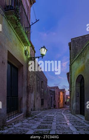 Eine charakteristische Gasse im mittelalterlichen Dorf Erice bei Einbruch der Dunkelheit, Sizilien Stockfoto