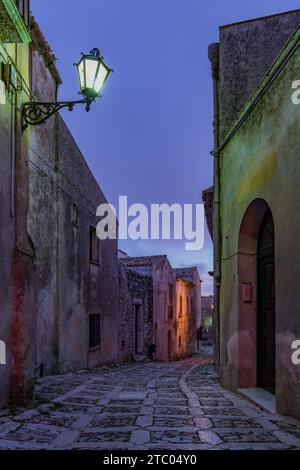 Eine charakteristische Gasse im mittelalterlichen Dorf Erice bei Einbruch der Dunkelheit, Sizilien Stockfoto